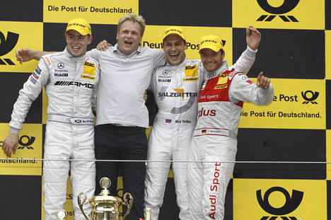 Vinderne på podiet. Til venstre Paul de Resta, i midten Gary Paffett, og til højre Timo Scheider.